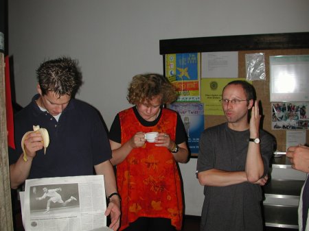 Zeitungsstudium.JPG
